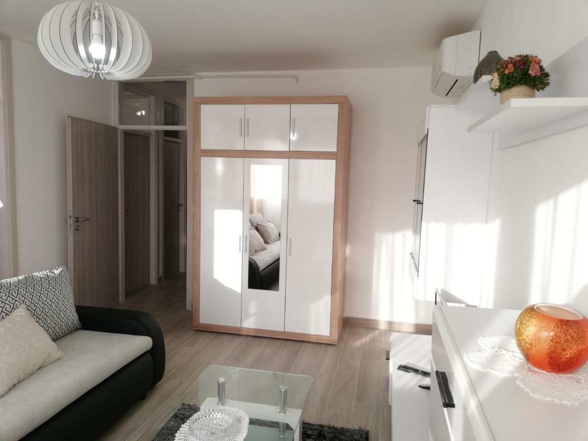 Apartment White Πούλα Εξωτερικό φωτογραφία